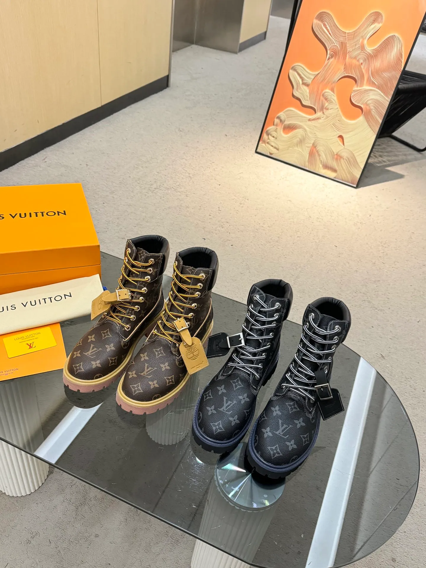 👟👟Ex-factory price 560👟👟 Men's size +20 Top version: 🏆Louis Vuitton x Timberland co-branded Via Instagram Lv ²⁰²4𝐬𝐬 Early autumn Timberland rhubarb boots worn by many stars 💯Multiple sets of outfits, autumn and winter limited edition👊 It is very difficult to buy at counters. This will be the first explosive version to detonate early autumn. It is worthy of having a unique fashion trend leading style. It is highly recommended to buy. Fabric: first layer nubuck leather. Lining: cowhide lining. Outsole: two-color rubber (sole thickness 5cm). Size: Female 35-41 (41 customized) Male 39-45 (45 customized)